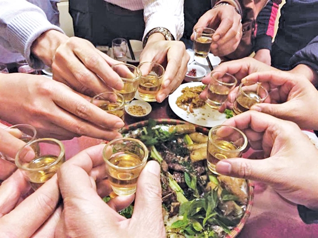 Mỗi lần công tác Sài Gòn, tôi lại mang theo 200 lít rượu để làm quà biếu mọi người.